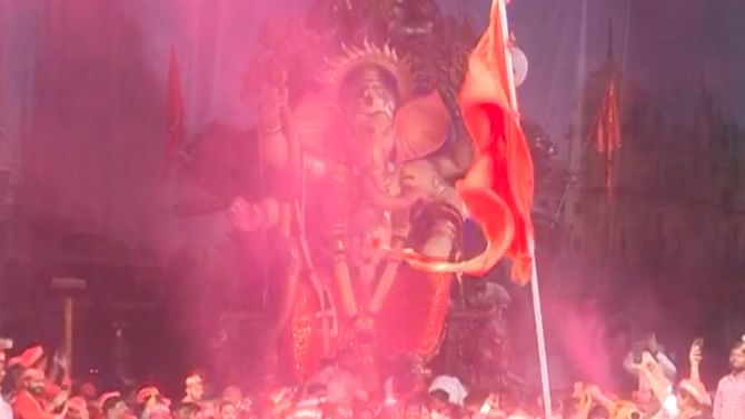 Ganpati Visarjan 2023 : गणपती विसर्जन मिरवणुकीची लाईव्ह दृश्ये Ganpati Visarjan 2023 : गणपती विसर्जन मिरवणुकीची लाईव्ह दृश्ये