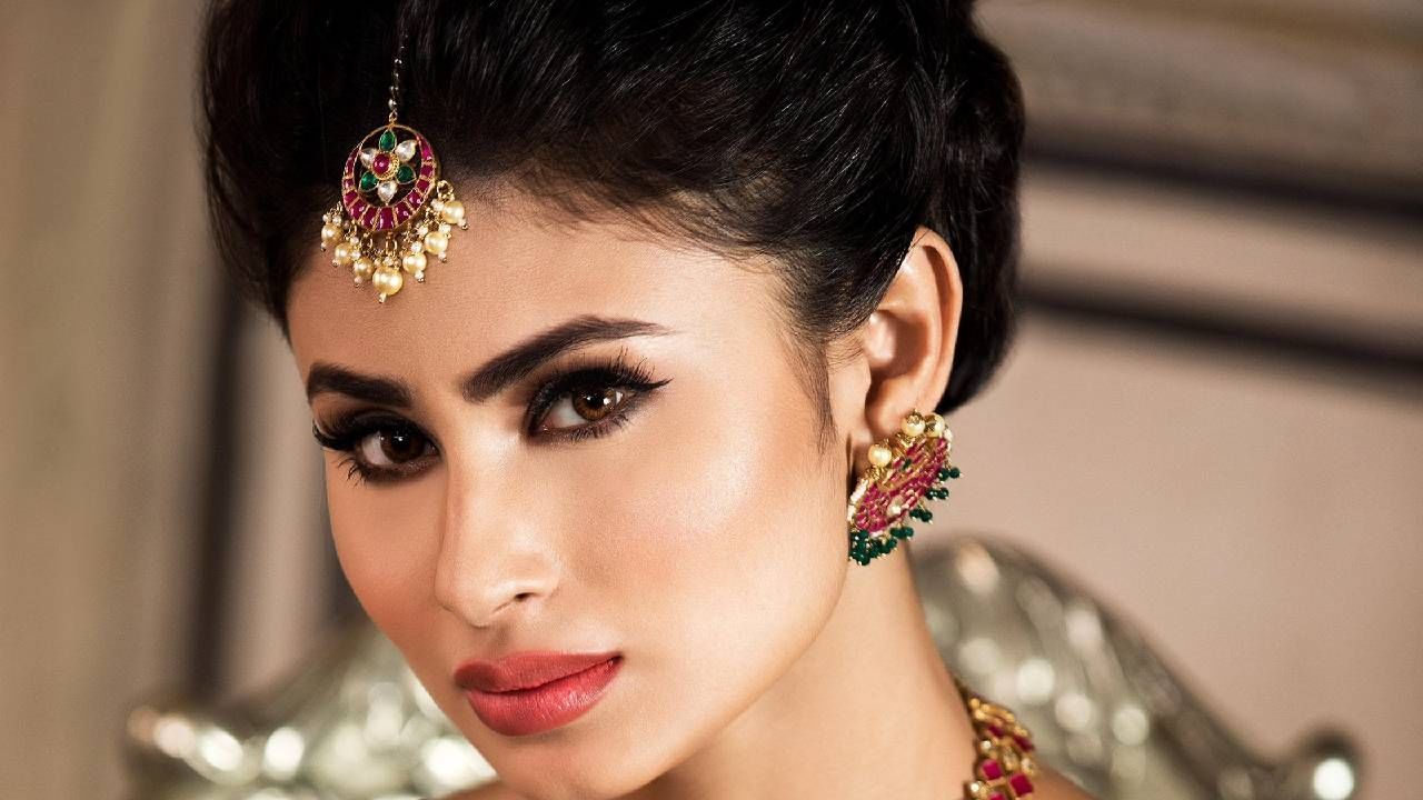 Mouni Roy | दिग्दर्शकाचे मौनी रॉय हिच्यावर गंभीर आरोप, थेट केली भांडाफोड, मोठी खळबळ