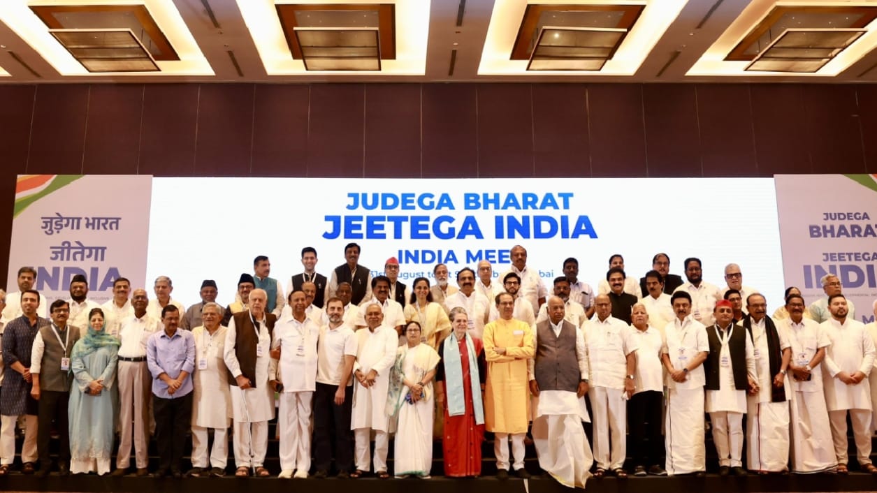 सोनिया गांधी, राहुल गांधी, शरद पवार, उद्धव ठाकरे, नीतीश कुमार, लालू प्रसाद यादव, ममता बॅनर्जी, मेहबूबा मुफ्ती यांच्यासह देशभरातील नेते या फोटोत दिसत आहेत.