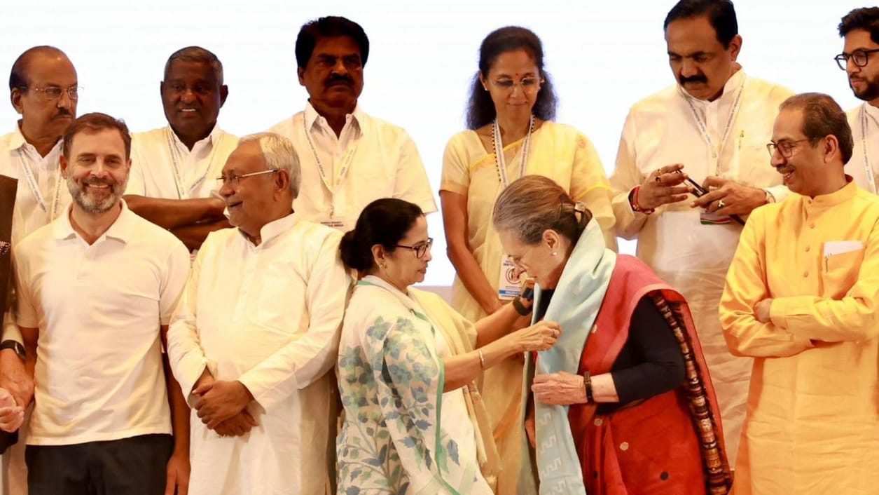 ममता बॅनर्जी यांनी सोनिया गांधी यांना शाल देत स्वागत केलं. यावेळी उद्धव ठाकरे, राहुल गांधी देखील उपस्थित होते.