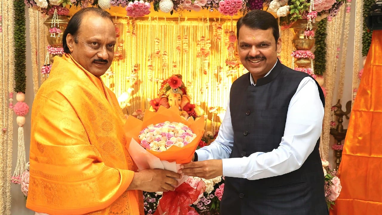 देवेंद्र फडणवीस यांनीही पुष्पगुच्छ देत अजित पवार यांचं स्वागत केलं. यावेळी दोघांमध्ये अनौपचारिक चर्चा झाली. तसंच काही राजकीय मुद्द्यांवरही चर्चा झाल्याची माहिती आहे. 