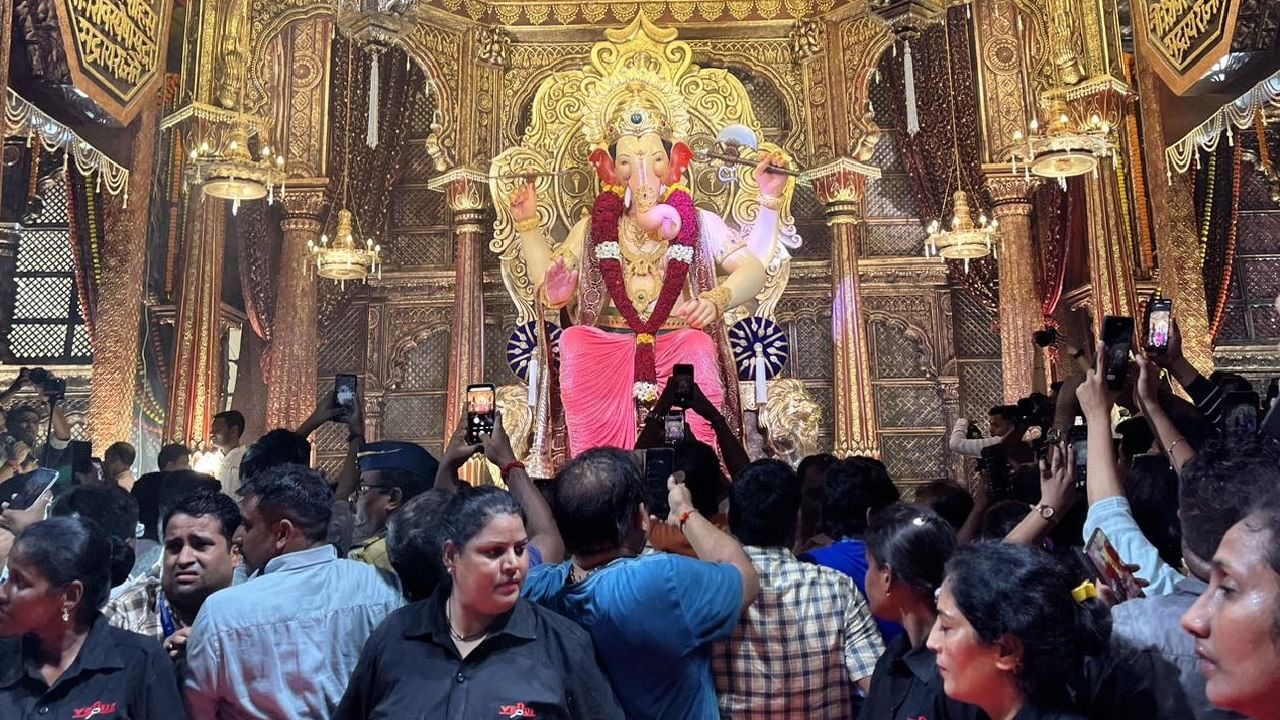 लालबागच्या राजाचं हे पहिलं रूप अनेकांनी आपल्या डोळ्यात साठवलं. तर काहींना हा क्षण मोबाईलमध्ये टिपण्याचा मोह आवरला नाही. 