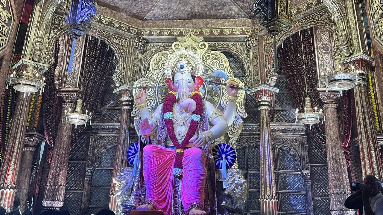 19 सप्टेंबरला गणरायाचं आगमन होणार आहे. तत्पुर्वी लालबागच्या राजाचा पहिला फोटो समोर आला आहे. 