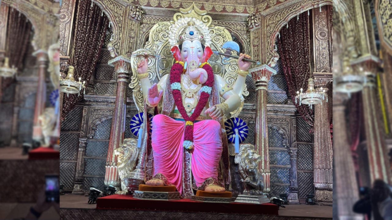 गणेशोत्सवाला अवघे काही दिवस दिवस उरलेत. सर्वांजण ज्याची उत्सुकतेनं वाट पाहत असतात. त्या लालबागच्या राजाचं प्रथम दर्शन समोर आलं आहे.