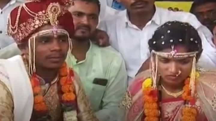 धनगरांच्या आरक्षणाला पाठिंबा देण्यासाठी नवविवाहित जोडपं लग्नमंडपातून थेट उपोषणस्थळी, अन् म्हणाले... धनगरांच्या आरक्षणाला पाठिंबा देण्यासाठी नवविवाहित जोडपं लग्नमंडपातून थेट उपोषणस्थळी, अन् म्हणाले...