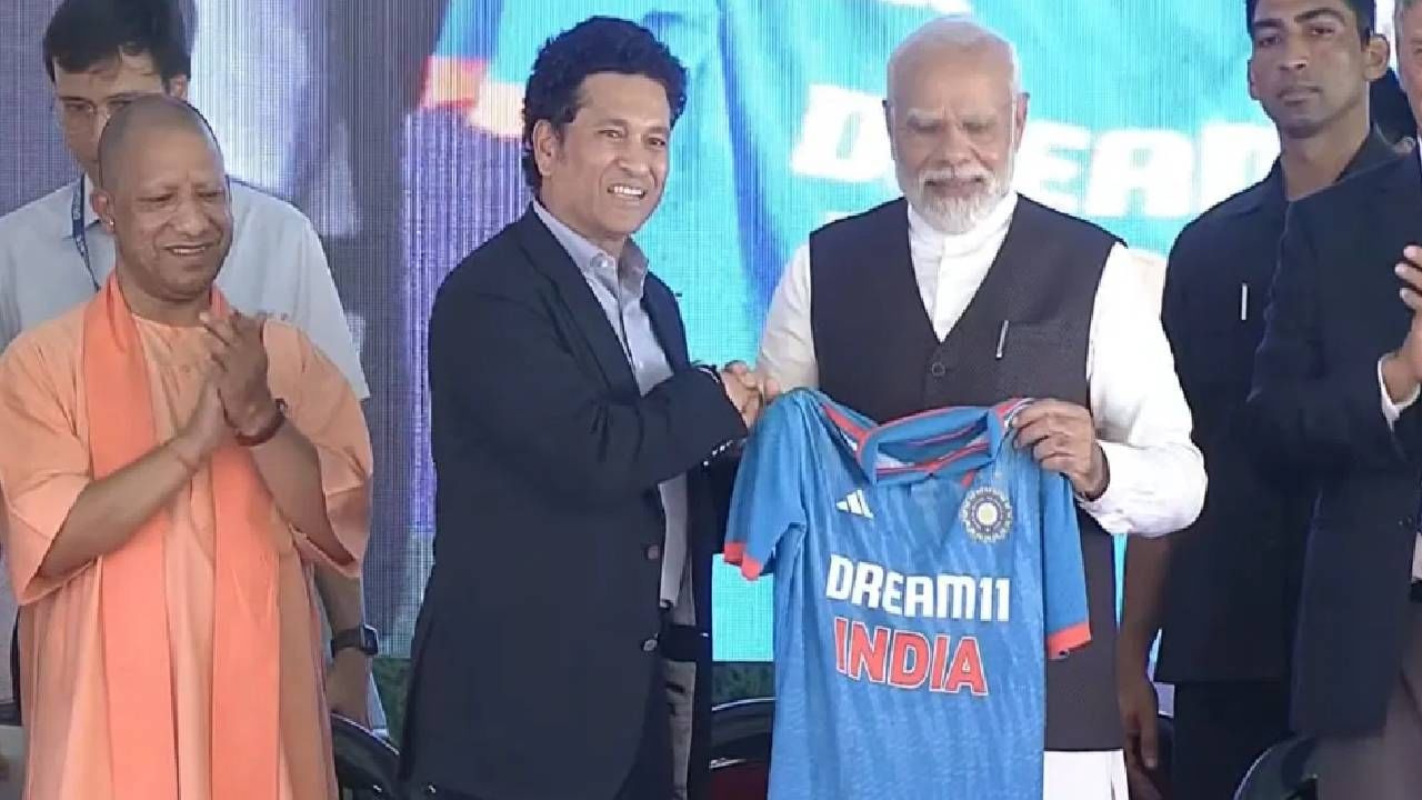 PM Modi | पंतप्रधान मोदींच्या हस्ते क्रिकेटच्या नव्या स्टेडियमच भूमिपूजन, सचिनकडून जर्सी भेट PM Modi | पंतप्रधान मोदींच्या हस्ते क्रिकेटच्या नव्या स्टेडियमच भूमिपूजन, सचिनकडून जर्सी भेट