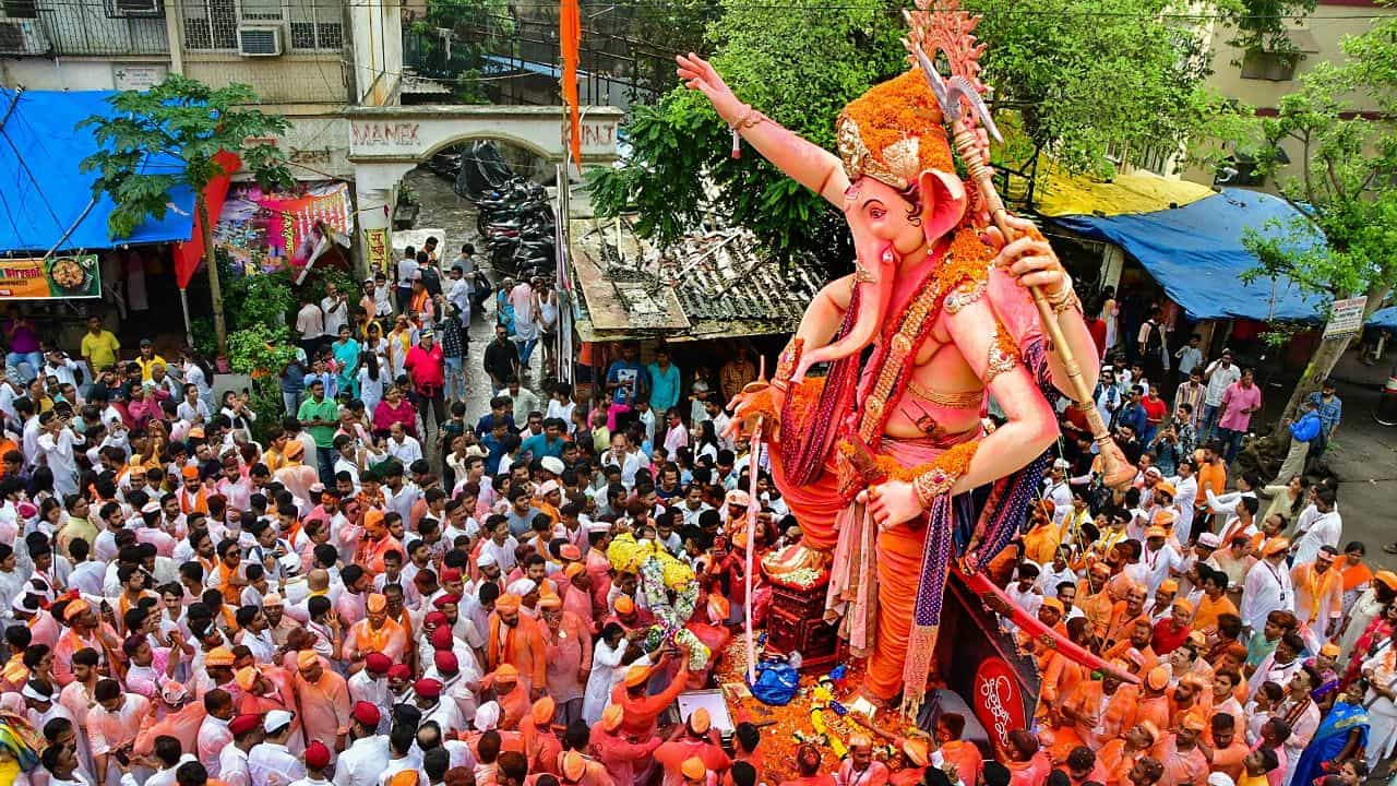 Watch LIVE Ganpati Visarjan 2023 in Maharashtra : तुमच्या शहरातील गणपती मिरवणूक पाहा टीव्ही 9 मराठीवर...; बाप्पाच्या विसर्जन मिरवणुकीची लाईव्ह दृश्ये Watch LIVE Ganpati Visarjan 2023 in Maharashtra : तुमच्या शहरातील गणपती मिरवणूक पाहा टीव्ही 9 मराठीवर...; बाप्पाच्या विसर्जन मिरवणुकीची लाईव्ह दृश्ये