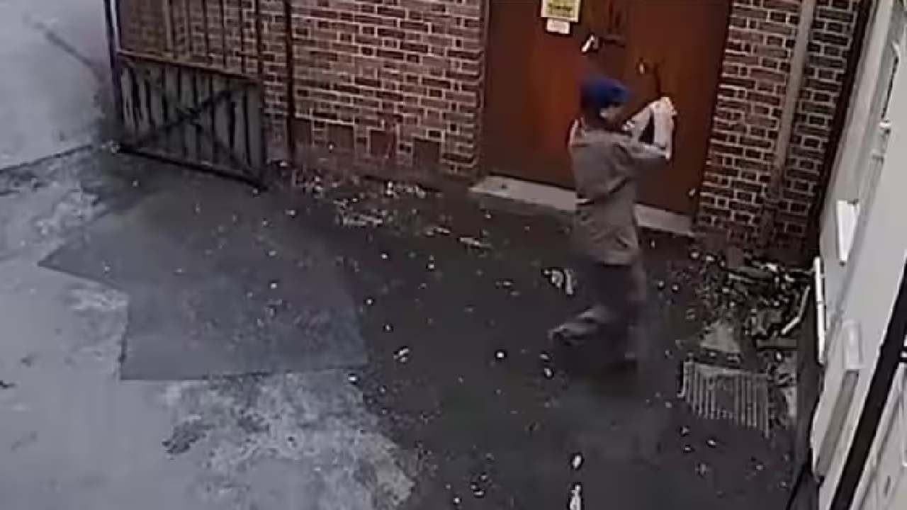 VIDEO | दुश्मनाचं घर जाळायला गेला आणि स्वत:चं तोंड भाजून आला, पाहा व्हिडीओ VIDEO | दुश्मनाचं घर जाळायला गेला आणि स्वत:चं तोंड भाजून आला, पाहा व्हिडीओ