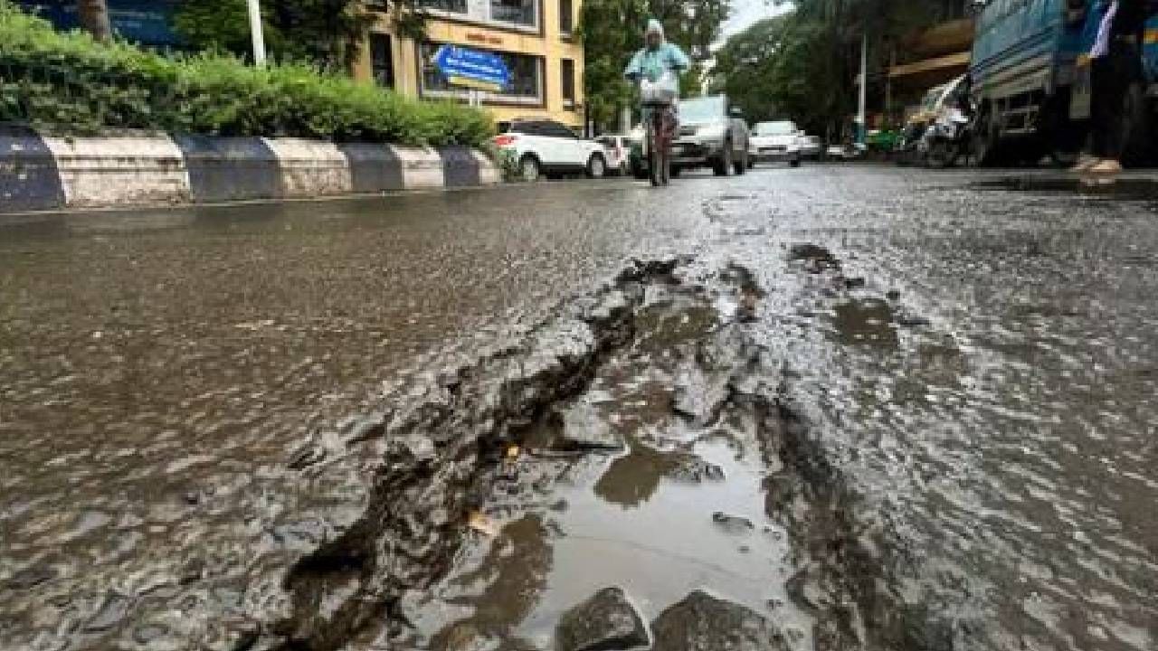 Pune News : पुणे मनपाला खड्ड्यांवरुन न्यायालयाने फटकारले, पण आता आणखी खड्डे होणार Pune News : पुणे मनपाला खड्ड्यांवरुन न्यायालयाने फटकारले, पण आता आणखी खड्डे होणार