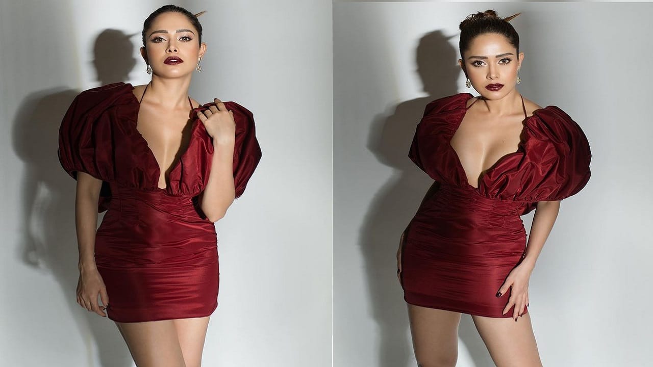 नुसरत भरूचा हिने आता इन्स्टाग्रामवर काही फोटो पोस्ट केले आहेत. फोटोमध्ये अभिनेत्री बोल्ड आणि ग्लॅमरस दिसत आहे. सध्या सर्वत्र फक्त आणि फक्त अभिनेत्रीच्या फोटोंची चर्चा रंगत आहे. 