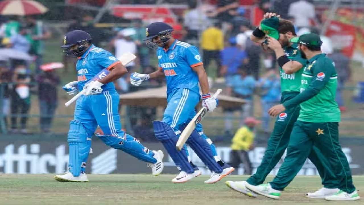 आशिया कप 2023 मधील पाक विरुद्ध टीम इंडिया यांच्यातील तिसरा सामना हा पावसामुळे रद्द झाला. पाकिस्तान क्रिकेट टीमला पावसामुळे एका अर्थाने फायदाच झाला. पाकिस्तानने सुपर 4 मध्ये प्रवेश केलाय. टीम इंडियाने पहिले बॅटिंग करताना 266 धावाकेल्या. मात्र पावसामुळे पाकिस्तानच्या बॅटिंगची संधीच मिळाली नाही.