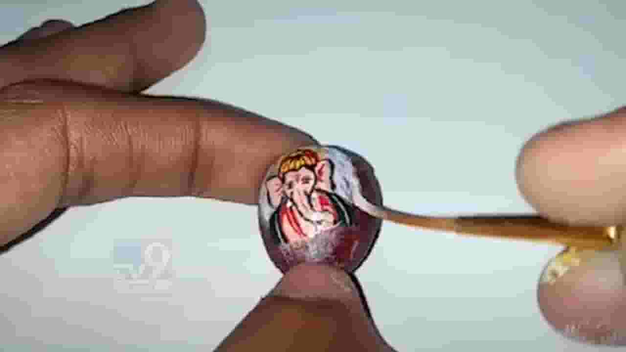 Ganesh Chaturthi 2023 | छोट्याशा सुपारीवर पठ्ठ्यानं साकारलं बाप्पाचं देखणं रूप, बघा व्हिडीओ Ganesh Chaturthi 2023 | छोट्याशा सुपारीवर पठ्ठ्यानं साकारलं बाप्पाचं देखणं रूप, बघा व्हिडीओ