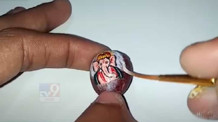Ganesh Chaturthi 2023 | छोट्याशा सुपारीवर पठ्ठ्यानं साकारलं बाप्पाचं देखणं रूप, बघा व्हिडीओ Ganesh Chaturthi 2023 | छोट्याशा सुपारीवर पठ्ठ्यानं साकारलं बाप्पाचं देखणं रूप, बघा व्हिडीओ