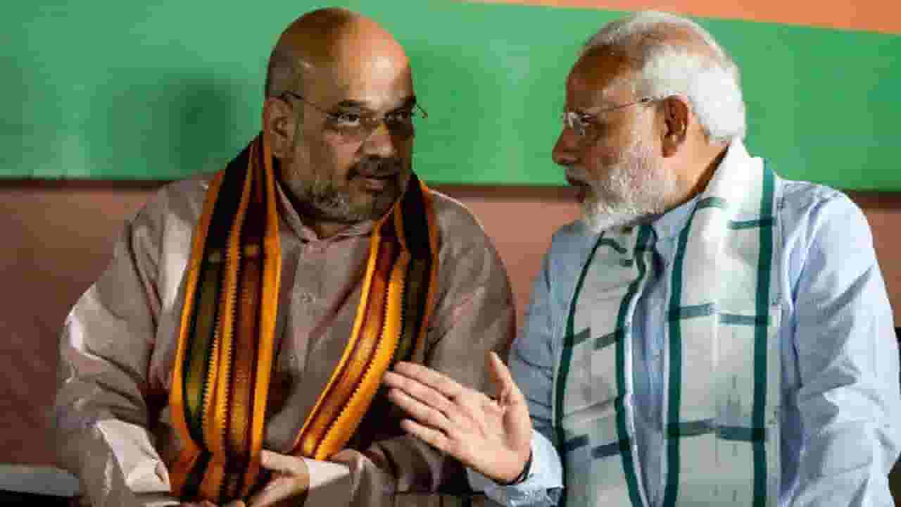 'चोरांचे सरदार दिल्लीचे सरकार चालवत आहेत', सामनाच्या अग्रलेखातून मोदी सरकारवर जोरदार निशाणा 'चोरांचे सरदार दिल्लीचे सरकार चालवत आहेत', सामनाच्या अग्रलेखातून मोदी सरकारवर जोरदार निशाणा