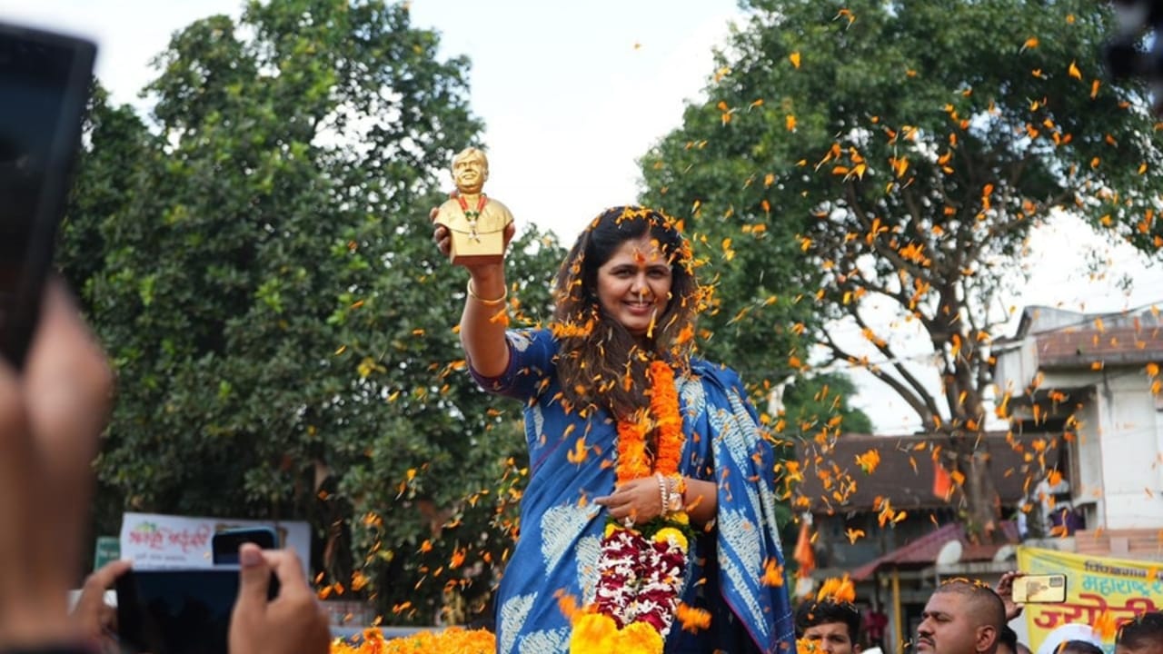 भाजपचे दिवंगत नेते गोपीनाथ मुंडे यांची प्रतिमा पंकजा मुंडे यांना भेट म्हणून देण्यात आली. यावेळी करण्यात येणारं स्वागत पंकजा यांनी स्वीकारलं.