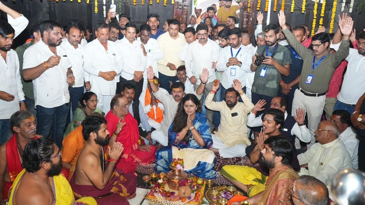 बारा ज्योतिर्लिंगापैकी एक असलेल्या नाशिकच्या प्रभू त्र्यंबकेश्वरांचं पंकजा मुंडे यांनी दर्शन घेतलं. विधिवत पूजा आणि अभिषेकही त्यांनी केला. 