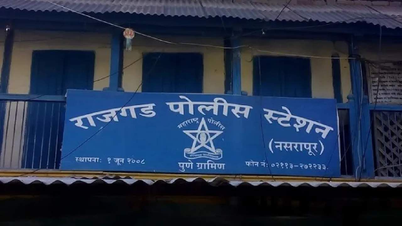 pune crime news : पुण्यात लपून-छपून मोबाईलमध्ये मुलींचं..., भणक लागताचं पोलिसांनी ताब्यात घेतला pune crime news : पुण्यात लपून-छपून मोबाईलमध्ये मुलींचं..., भणक लागताचं पोलिसांनी ताब्यात घेतला