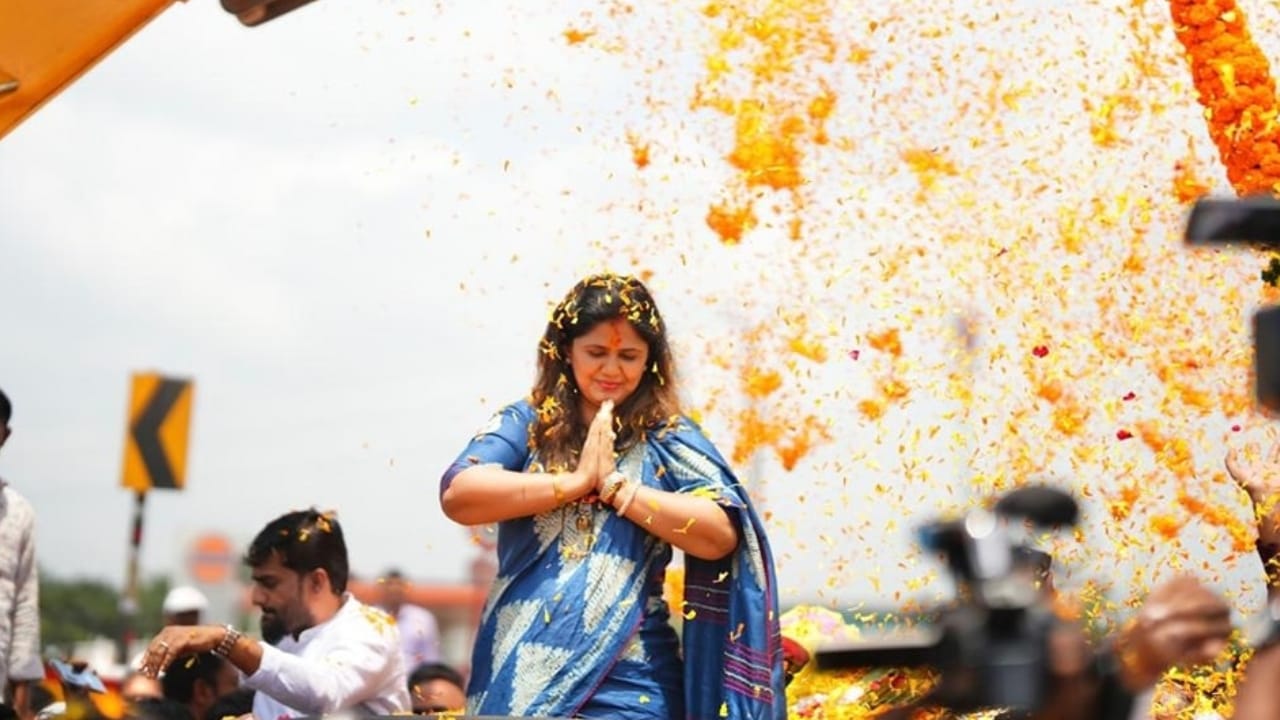 रस्त्याच्या दुतर्फा थांबत कार्यकर्ते पंकजा मुंडे यांचं स्वागत करत आहेत. पंकजा मुंडे यांच्याशी संवाद साधण्यासाठी युवावर्ग रस्त्यावर थांबल्याचं पाहायला मिळत आहे. 