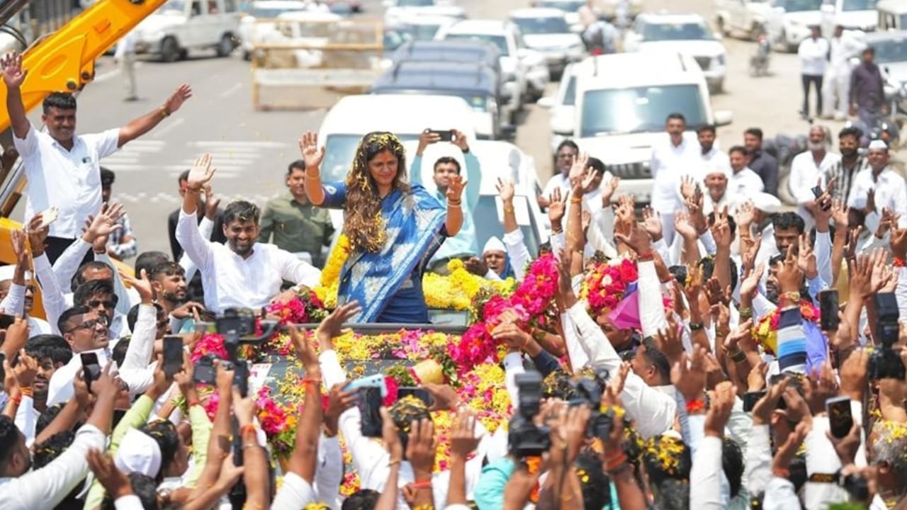 जेसीबीमधून फुलांची उधळण करत पंकजा मुंडे यांचं कार्यकर्त्यांनी स्वागत केलं. यावेळी त्यांना भव्य हारही घालण्यात आला. 