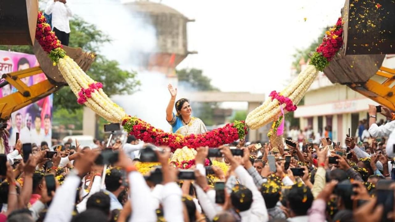 भाजपच्या राष्ट्रीय सचिव पंकजा मुंडे सध्या शिव-शक्ती परिक्रमा यात्रा करत आहेत. आज या यात्रेचा सहावा दिवस आहे. 