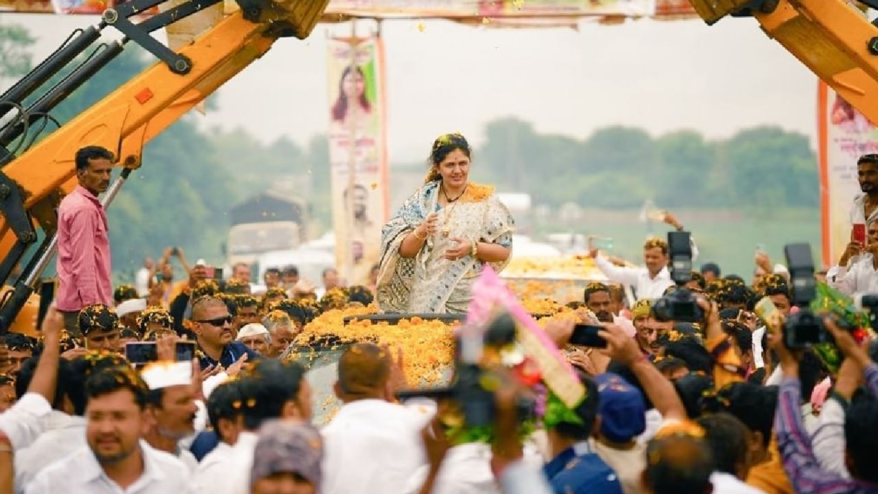 मोठमोठे हार घालत तसंच फुलांची उधळण करत पंकजा मुंडे यांचं स्वागत केलं जात आहे. यावेळी मुंडे समर्थक मोठ्या संख्येने उपस्थित राहत आहेत. 