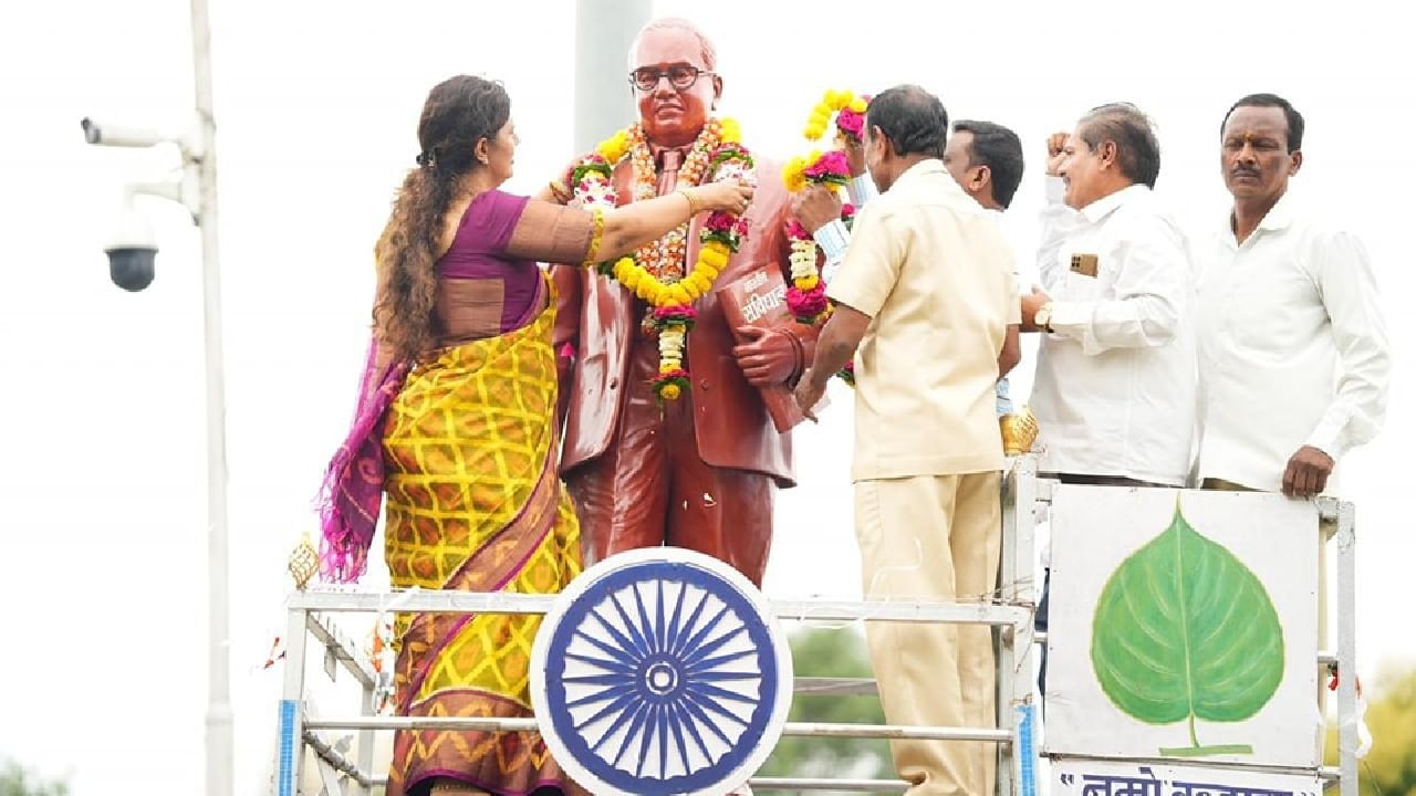 परळी शहरात भारतरत्न डॉ.बाबासाहेब आंबेडकर यांच्या पुतळ्याला पंकजा मुंडे यांनी पुष्पहार अर्पण करून अभिवादन केलं. पुढे त्या औंढा नागनाथच्या दिशेने रवाना झाल्या. 