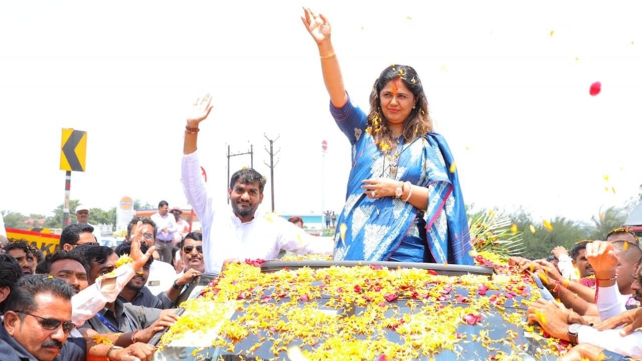 भाजपच्या राष्ट्रीय सचिव पंकजा मुंडे यांच्या ‘शिव-शक्ती परिक्रमा’ यात्रेचा आज दुसरा दिवस आहे. फुलांची उधळण करत पंकजा मुंडे जंगी स्वागत करण्यात येत आहे. 