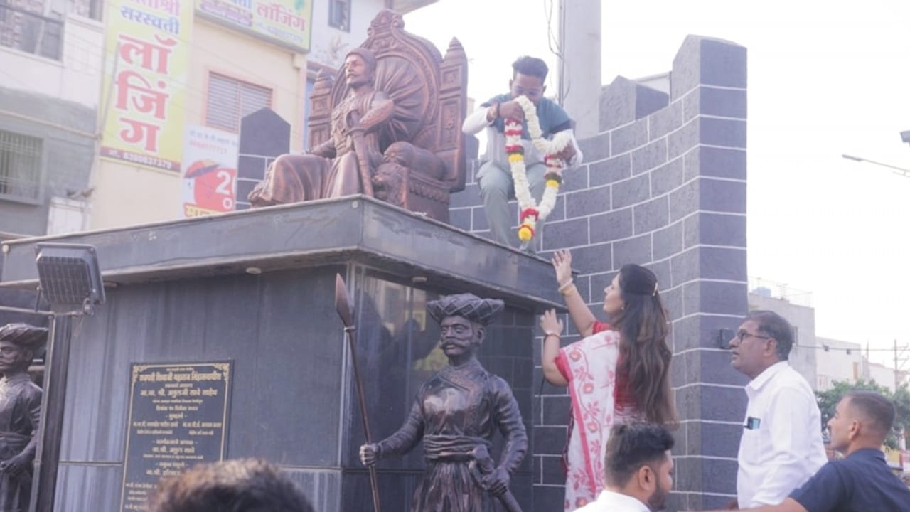 शिव-शक्ती परिक्रमेला सुरवात करण्यापूर्वी छत्रपती संभाजीनगर शहरातील छत्रपती शिवाजी महाराज यांच्या पुतळ्याला पंकजा मुंडेंनी पुष्पहार अर्पण केला. तसंच अभिवादन केलं.