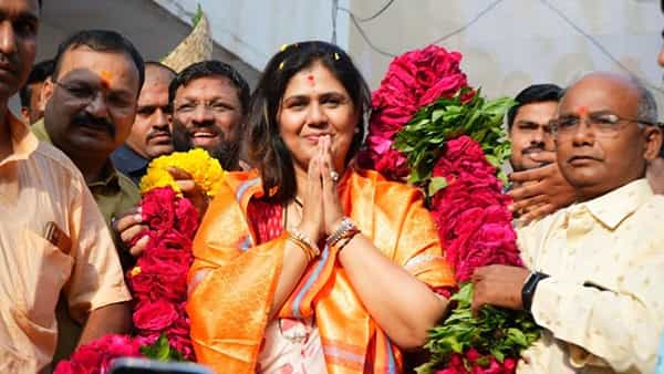 भाजपच्या राष्ट्रीय सचिव पंकजा मुंडे या शिवशक्ती परिक्रमा यात्रा आजपासून सुरु होत आहे. बारा ज्योतिर्लिंगांपैकी एक असलेल्या वेरूळ घृष्णेश्वराचं दर्शन घेत पंकजा मुंडे यांनी या यात्रेची सुरुवात केली.