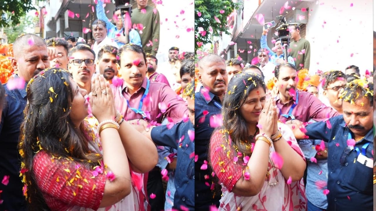 पंकजा मुंडे यांचं ठिकठिकाणी जंगी स्वागत केलं जातंय. मोठमोठे हार घालत आणि फुलांचा वर्षाव करत पंकजा मुंडे यांचं स्वागत केलं जातंय.