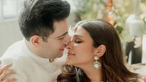 परिणीती चोप्रा आणि राघव चड्ढा हे सध्या त्यांच्या पर्सनल लाईफमुळे जोरदार चर्चेत आहेत. परिणीती चोप्रा आणि राघव चड्ढा यांचे लग्न आज शाही पद्धतीने उदयपूर येथे पार पडतंय.