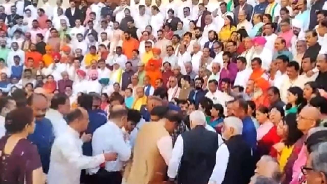 Parliament Special Session | जुन्या संसदेत फोटो सेशन सुरु असताना एक खासदार बेशुद्ध Parliament Special Session | जुन्या संसदेत फोटो सेशन सुरु असताना एक खासदार बेशुद्ध