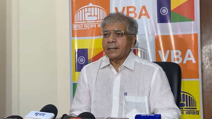दिवाळीनंतर कत्तल की रात होणार? प्रकाश आंबेडकर यांनी काय केलं सूचक भाष्य? दिवाळीनंतर कत्तल की रात होणार? प्रकाश आंबेडकर यांनी काय केलं सूचक भाष्य?