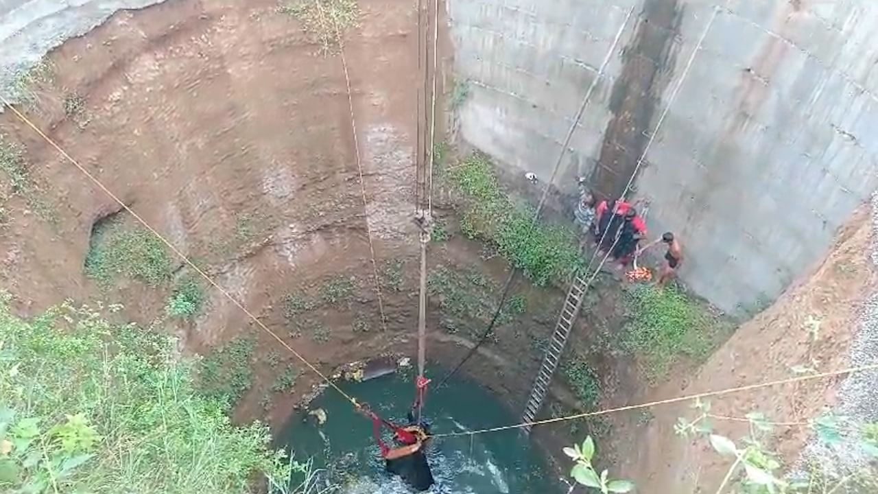 रिक्षेत बसलेल्या दोघांना जिवंत बाहेर काढण्यात पोलिसांनी यश आले. परंतु रिक्षेतील तीन जण अद्यापही विहिरीत असल्याची माहिती मिळाली आहे. त्यांचा शोध घेण्याचे काम सुरु आहे. त्यासाठी पोलिसांना ग्रामस्थही मदत करत आहे. 