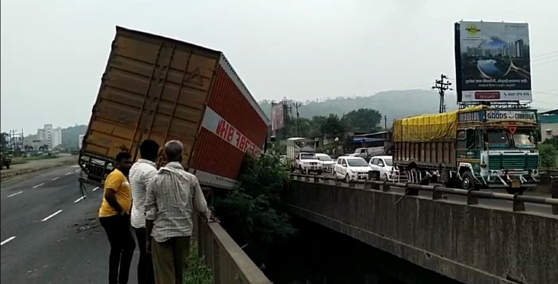 पुणे सातारा महामार्गावर कापूरहोळ गावाजवळ शुक्रवारी अपघात झाला. महामार्गावर भरधाव जाणाऱ्या कंटेनरने पुलाचे कठडे तोडले. या अपघातामध्ये कंटनेर दोन्ही पुलाच्यामध्ये अडकून पडले. या अपघातामुळे वाहतूक ठप्प झाली होती.