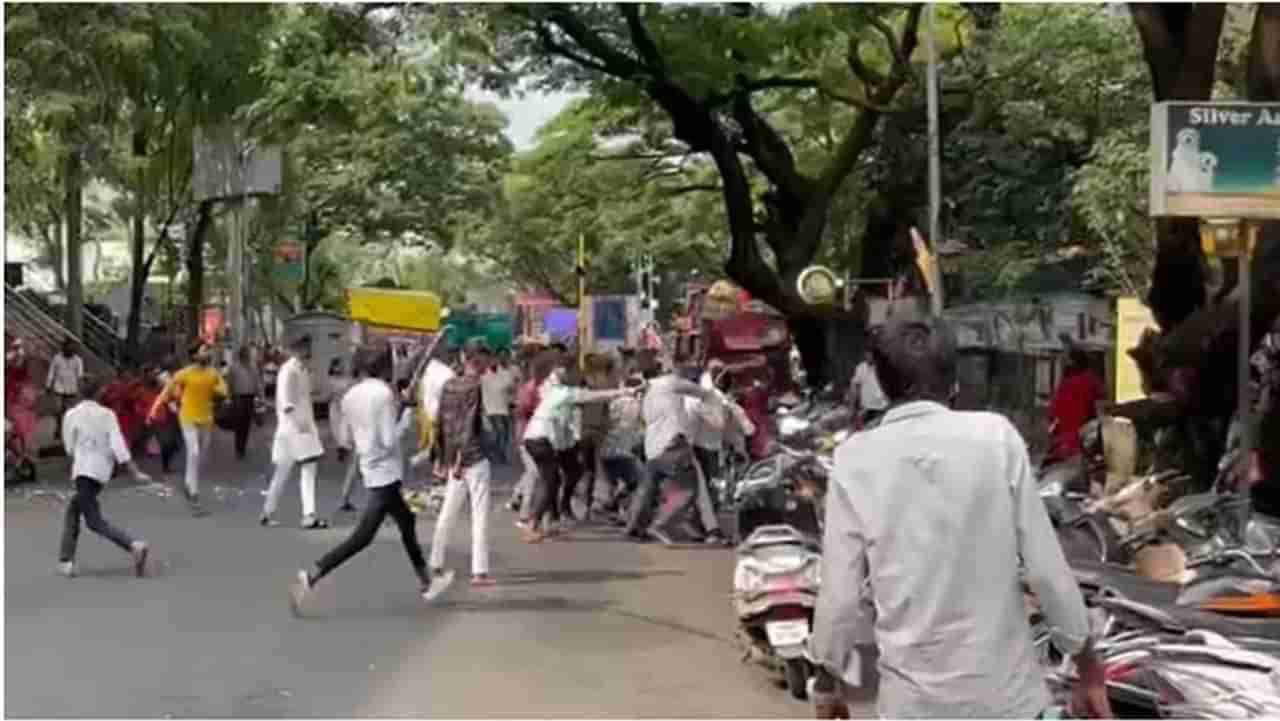 Pune Ganpati Visarjan | पुणे गणेश विसर्जन मिरवणुकीला गालबोट, दोन गटांत तुफान हाणामारी