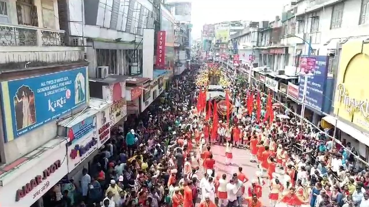 गेल्या दहा दिवसांपासून घराघरात गणरायाची भक्तीभावाने पूजा होत होती. गुरुवारी अनंत चतुदर्शीला गणरायच्या विसर्जन मिरवणुकीस सुरुवात झाली. यासाठी पुणे शहरात देशभरातून भाविक दाखल झाले. पुण्यातील मानाचे पाच गणपती मिरवणुकीत अग्रस्थानी आहे. 