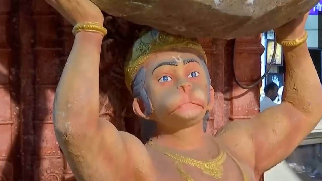 पुणे शहरातील आकर्षण असलेल्या दगडूशेठ गणेशोत्सव मंडळाने यंदा अयोध्या राम मंदिराची प्रतिकृती साकारली आहे. २०२४ मधील जानेवारी महिन्यात अयोध्याचे राम मंदिर भाविकांसाठी खुले होणार आहे. त्या पार्श्वभूमीवर मंडळाने मंदिराची प्रतिकृती साकारली आहे.