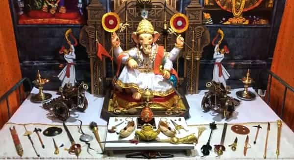 गणपती बाप्पाचे आगमन होत असताना घरातील बच्चे कंपनी आणि तरुणांचा उत्सह वेगळाच असतो. सजावटीसाठी त्यांचा पुढाकार असतो. वेगवेगळ्या कल्पना वापरुन आपला देखावा अधिकाधिक चांगला करण्याचा प्रयत्न या लोकांकडून केला जातो.