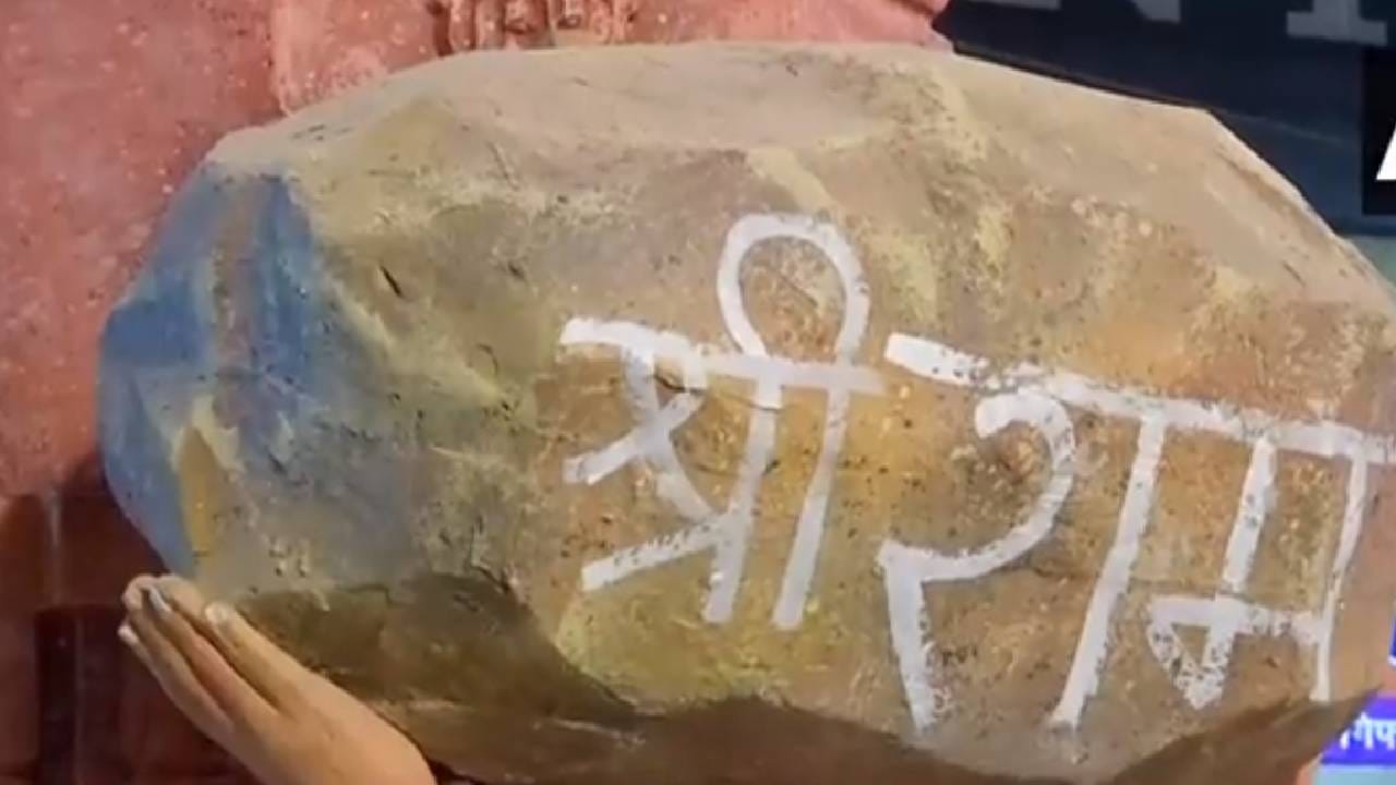 श्रीमंत दगडूशेठ हलवाई मंडळाचे हे १३१ वे वर्ष आहे. अयोध्येतील राम जन्मभूमीचे मंदिर पुढील वर्षी साकारले जाणार असल्यामुळे त्याची प्रतिकृती तयार करण्याचा निर्णय मंडळाने घेतला. गेल्या तीन महिन्यांपासून ही प्रतिकृती तयार करण्याचे काम सुरु होते.