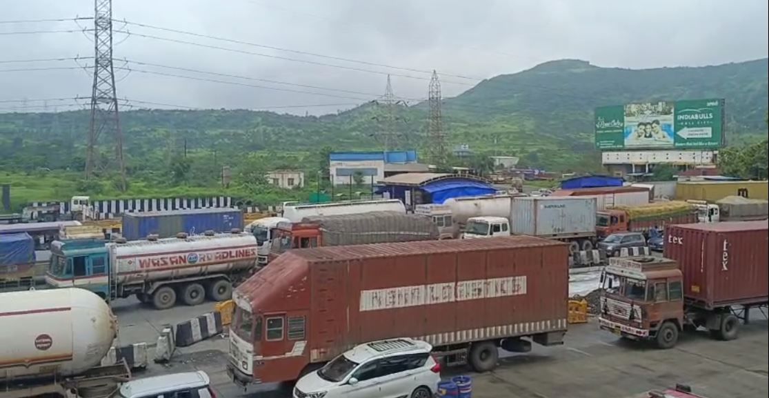 Pune News | गणेशोत्सव अन् सुट्यांमुळे नागरिक निघाले गावी, पुणे- मुंबई एक्सप्रेसवर रांगाच रांगा Pune News | गणेशोत्सव अन् सुट्यांमुळे नागरिक निघाले गावी, पुणे- मुंबई एक्सप्रेसवर रांगाच रांगा