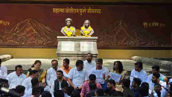 Pune News : कंत्राटी भरती, पेपर फुटी अन् फी वाढीविरोधात राष्ट्रवादी आक्रमक; रोहित पवार यांच्या नेतृत्वात लाक्षणिक उपोषण