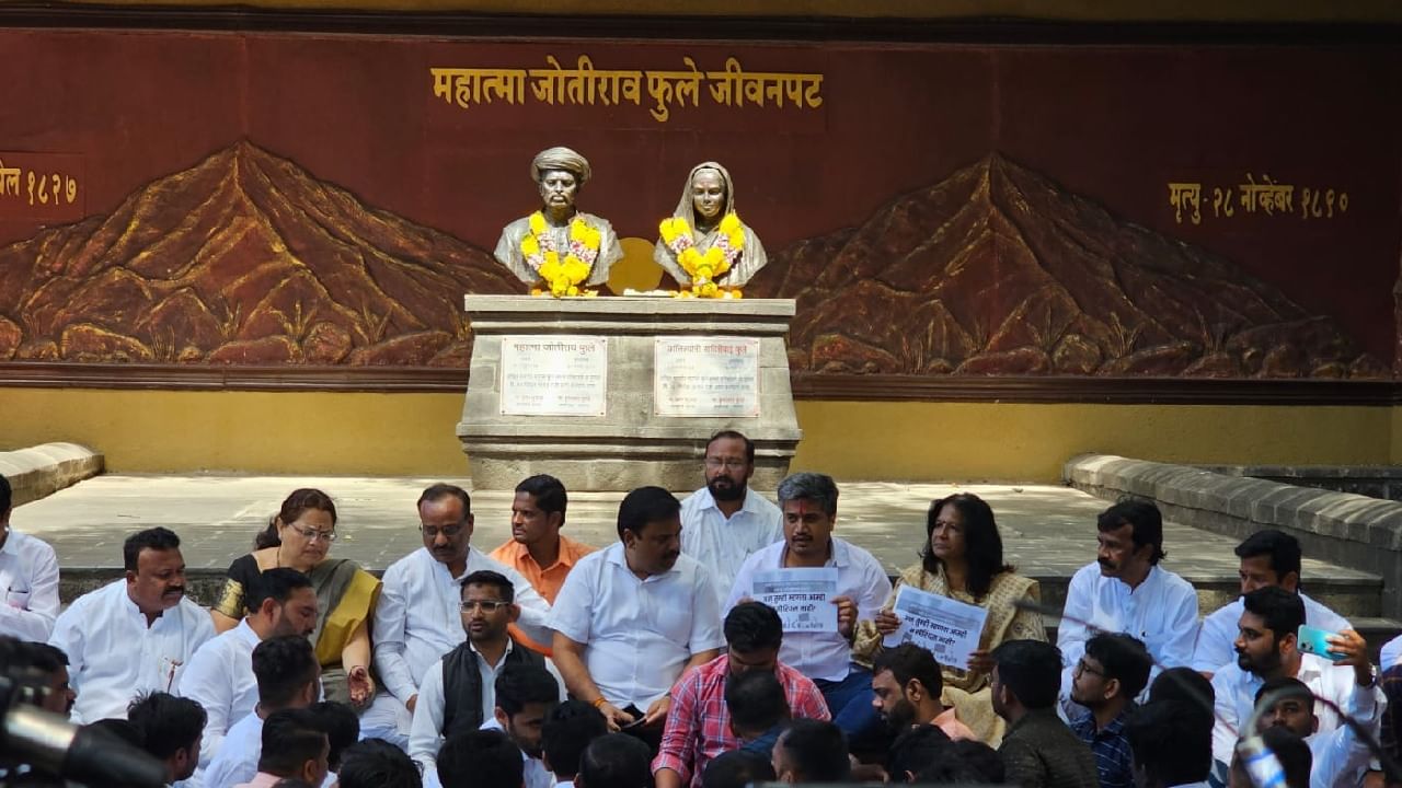 Pune News : कंत्राटी भरती, पेपर फुटी अन् फी वाढीविरोधात राष्ट्रवादी आक्रमक; रोहित पवार यांच्या नेतृत्वात लाक्षणिक उपोषण Pune News : कंत्राटी भरती, पेपर फुटी अन् फी वाढीविरोधात राष्ट्रवादी आक्रमक; रोहित पवार यांच्या नेतृत्वात लाक्षणिक उपोषण