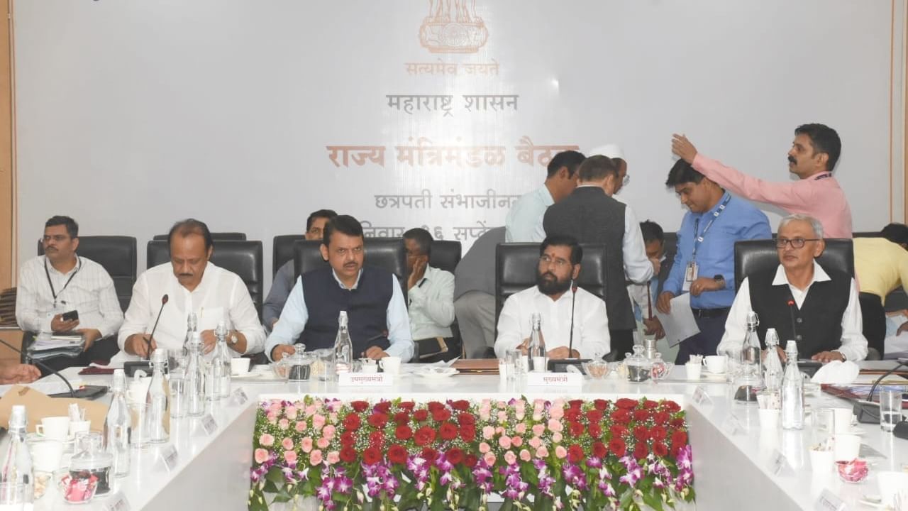 Cabinet Meeting : लाठीचार्जमुळे झालेलं डॅमेज भरून काढण्यासाठी मराठवाड्यात मंत्रिमंडळ बैठक, कोट्यवधींचा चुराडा