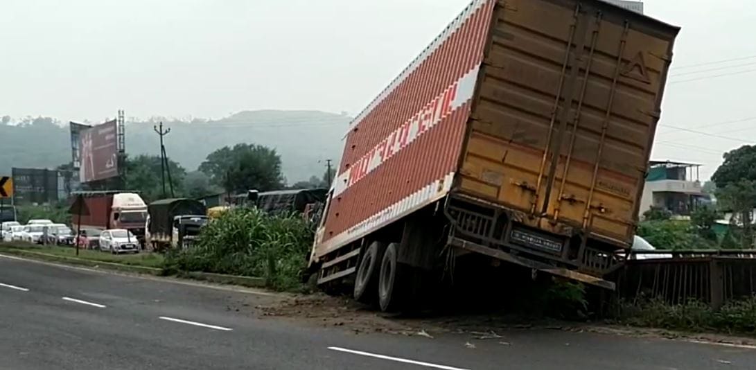 महामार्गावर अपघातांचे प्रमाण वाढले आहे. यामुळे दोन दिवसांपूर्वी पुणे जिल्हाधिकारी राजेश देशमुख यांनी सर्व विभागाची बैठक घेतली. त्या बैठकीत अपघात रोखण्यासाठी काय उपाययोजना करण्यात येतील, त्यावर चर्चा झाली.