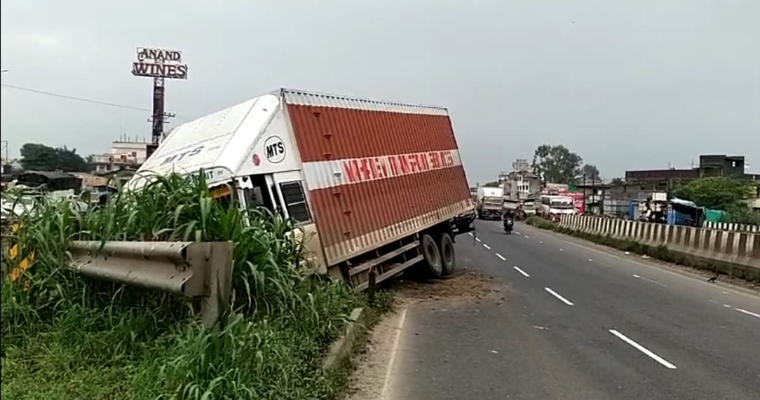 सातारा शहराकडून पुणे शहराकडे कंटनेर येते होते. यावेळी कापूरहोळ गावाजवळ हा अपघात झाला. कंटनेर पुणे शहराच्या दिशेने जात असताना हा अपघात झाला. अपघातानंतर या मार्गावर काहीकाळ वाहतूक कोंडी झाली होती.