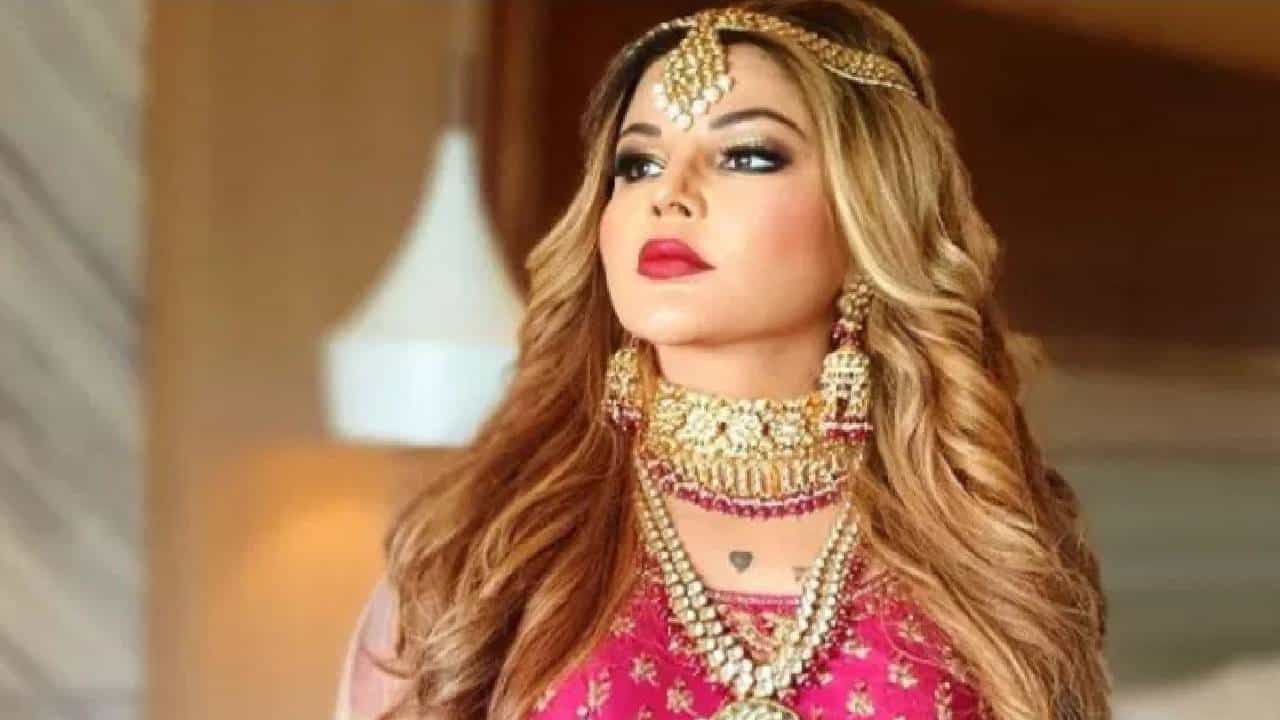 Rakhi Sawant | माझ्यावर बायोपिक बनवा ना... राखी सावंत हिची प्रसिद्ध दिग्दर्शकाकडे मागणी !