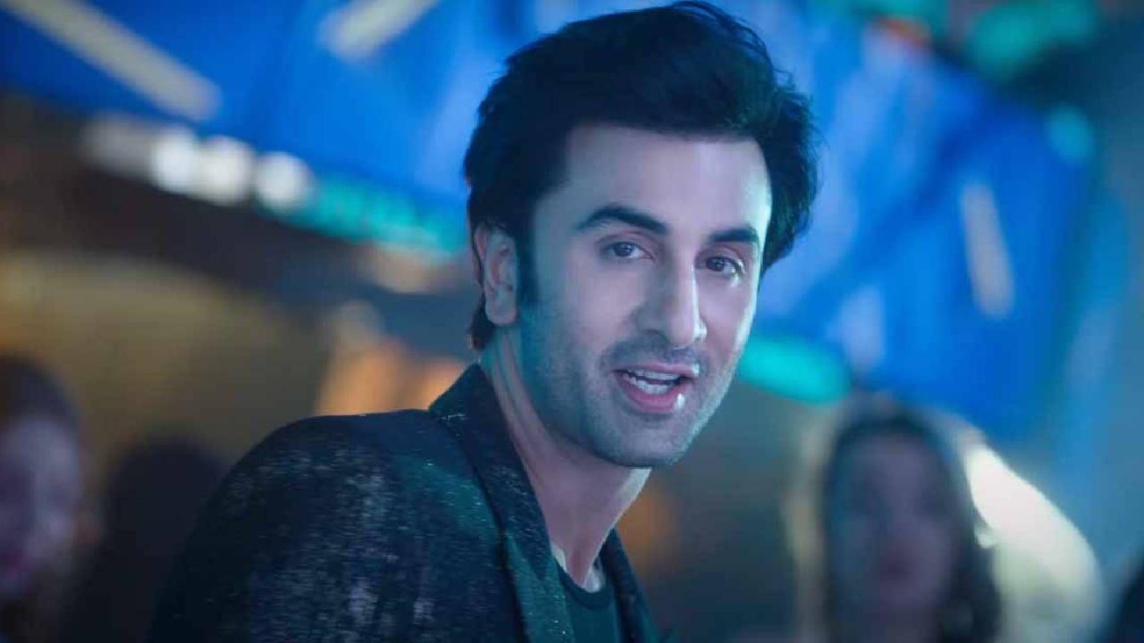 Ranbir Kapoor | रणबीर कपूर याने विदेशात केले 'हे' धक्कादायक कृत्य, नेटकरी हैराण, थेट म्हणाले, लग्न होऊनही हे काम? Ranbir Kapoor | रणबीर कपूर याने विदेशात केले 'हे' धक्कादायक कृत्य, नेटकरी हैराण, थेट म्हणाले, लग्न होऊनही हे काम?