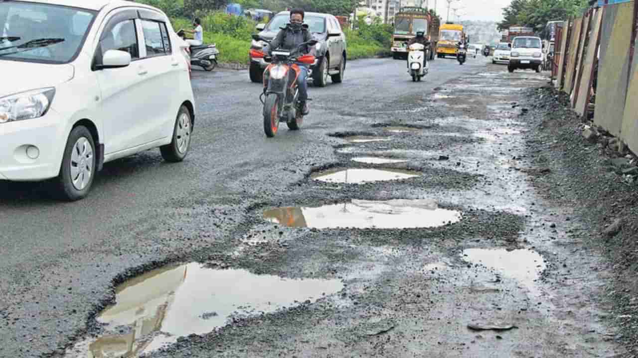 Pune News : पुणे शहरात खड्ड्यांमुळे अनोखे आंदोलन, खड्यांचे पूजन करुन वाहिली कुंकू, हळद अन् फुले