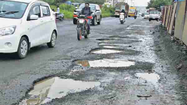 Pune News : पुणे शहरात खड्ड्यांमुळे अनोखे आंदोलन, खड्यांचे पूजन करुन वाहिली कुंकू, हळद अन् फुले